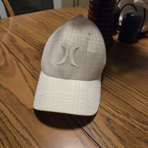 Men's Hurley FlexFit embroidery striped pattern stitched hat in great condition